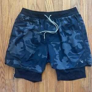Vuori Workout short. L. 6in